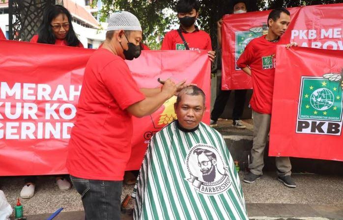 Dukung Prabowo-Muhaimin, Massa PKB di Semarang Ramai-Ramai Cukur Gundul