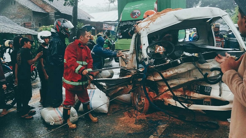 Tragis, Sopir Pingsan Terjepit Bodi Mobil akibat Tabrakan di Cipatat KBB, Evakuasi Dramatis