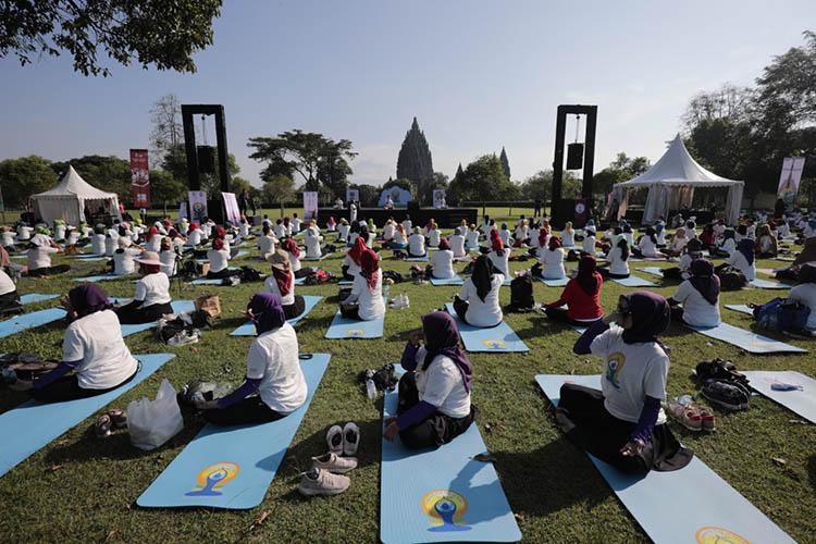 Diikuti 1.000 Peserta, Kedutaan India Gelar Yoga Bersama di Candi Prambanan