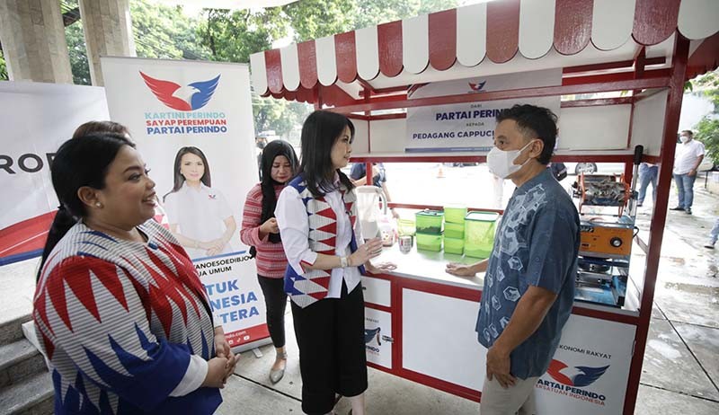 Ketua Umum Kartini Perindo Liliana Tanoesoedibjo Serahkan Gerobak untuk UMKM - Bagian 1