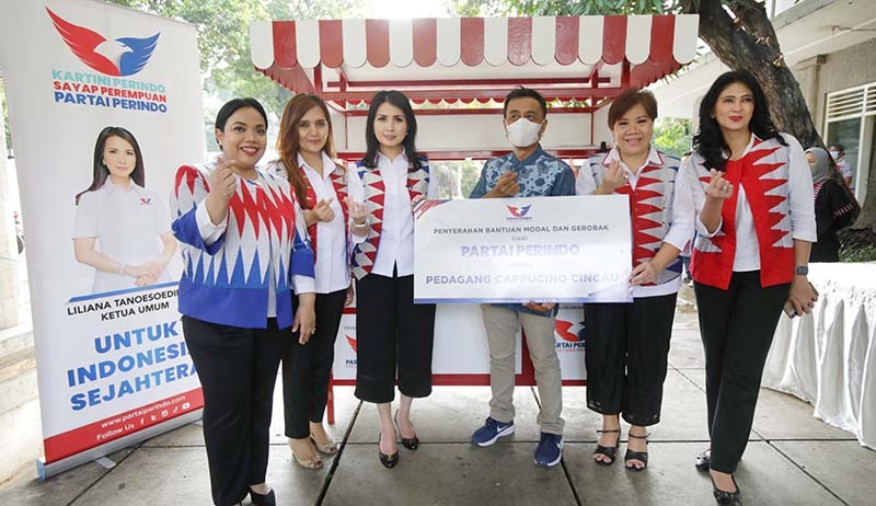 Ketua Umum Kartini Perindo Liliana Tanoesoedibjo Serahkan Gerobak untuk UMKM - Bagian 4