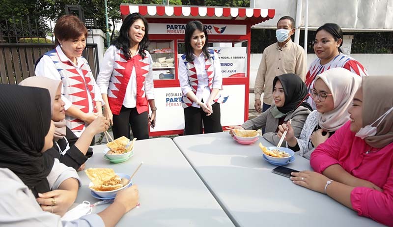 Ketua Umum Kartini Perindo Liliana Tanoesoedibjo Serahkan Gerobak untuk UMKM - Bagian 3