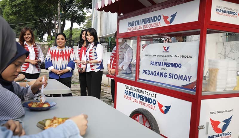 Ketua Umum Kartini Perindo Liliana Tanoesoedibjo Serahkan Gerobak untuk UMKM - Bagian 2