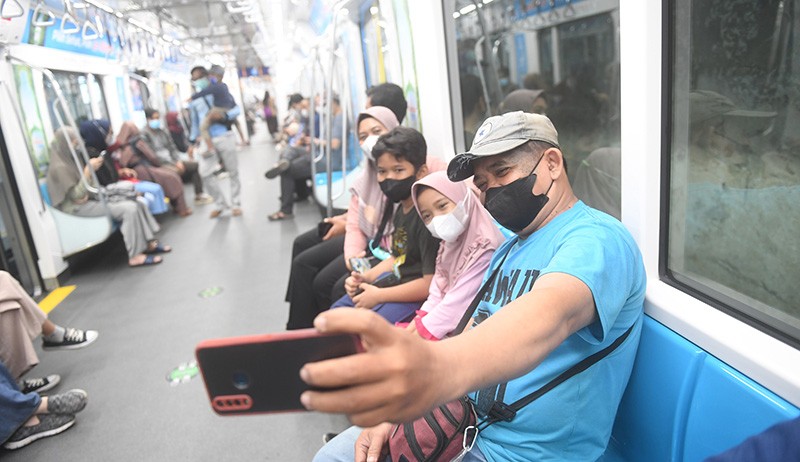 Antusiasme Masyarakat Naik MRT Jakarta Gratis Hari Ini - Bagian 1