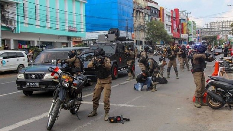 Simulasi Bebaskan Sandera, Brimob Baku Tembak dengan Kelompok Bersenjata di Lampung