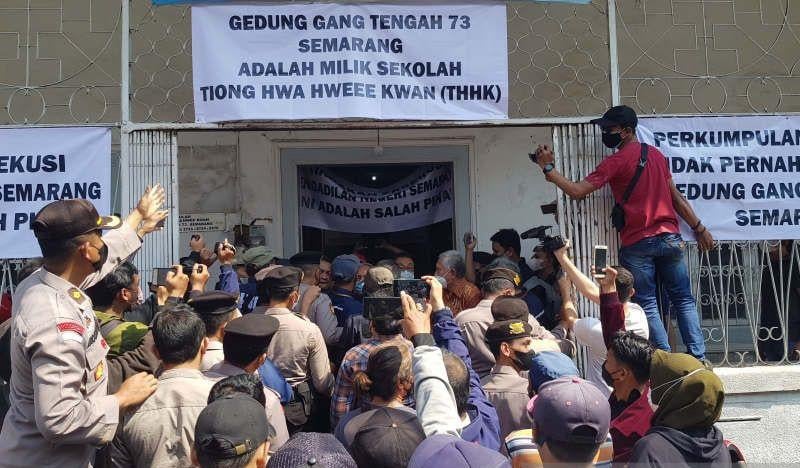 Eksekusi Paksa Gedung Yayasan di Semarang Ricuh, Puluhan Orang Adang Petugas