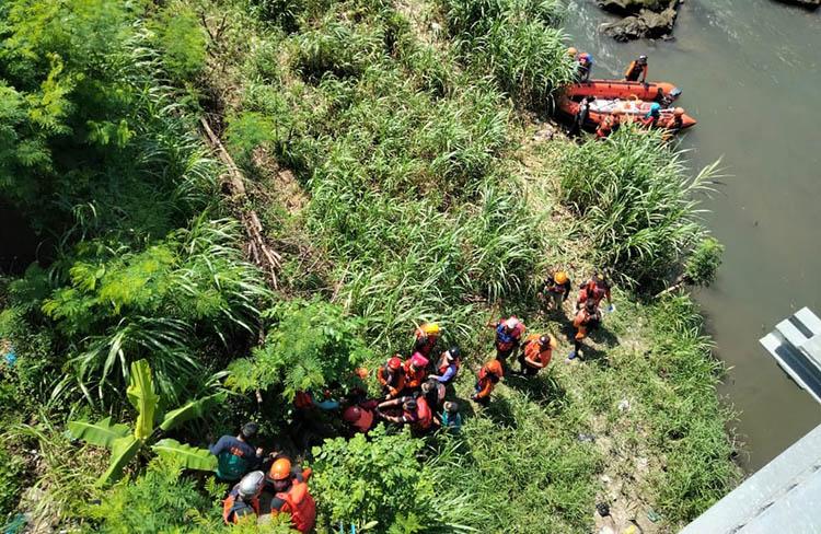 title Tim SAR Temukan Jasad Suryanto yang Terjun ke Sungai Opak  Tim SAR Temukan Jasad Suryanto yang Terjun ke Sungai Opak