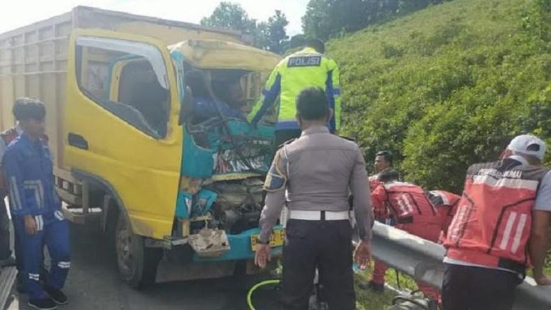 Sopir Ngantuk, Truk Colt Diesel Hantam Tronton di Tol Pekanbaru-Dumai, 2 Terluka
