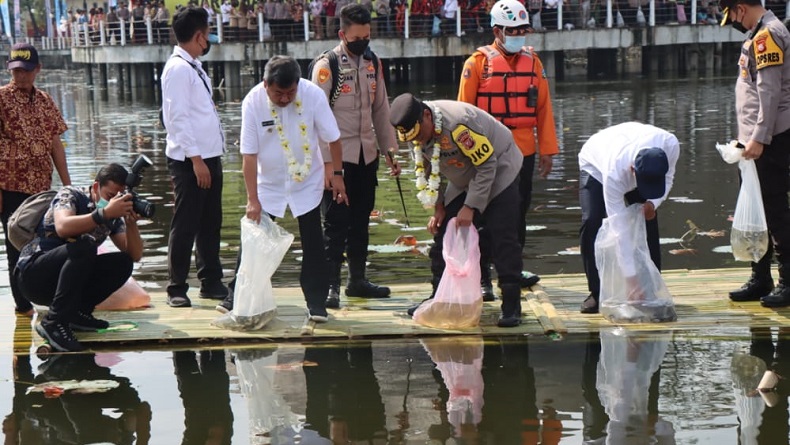 Penebaran 7,6 Juta Benih Ikan HUT ke-76 Bhayangkara di Situ Bagendit Pecahkan Rekor MURI