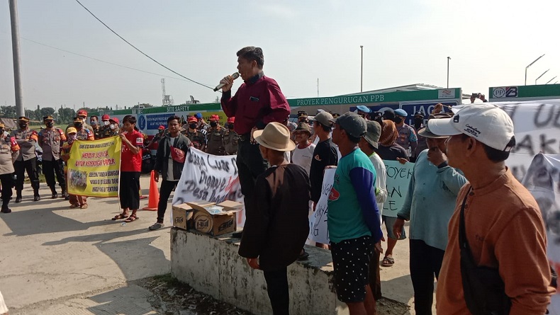 Tuntut Ganti Rugi, Ratusan Warga Indramayu Unjuk Rasa di Proyek Plant Industri PT Polytama