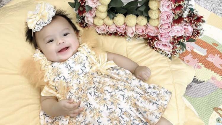 Gemas Baby Ameena Rayakan Usia 4 Bulan Pakai Dress Bunga-Bunga, Netizen: Cantik Banget 