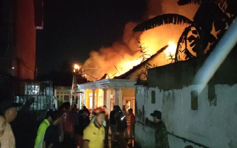 Kebakaran Hanguskan Rumah Karyawan Swasta di Permukinan Padat Bukit Lama Palembang 