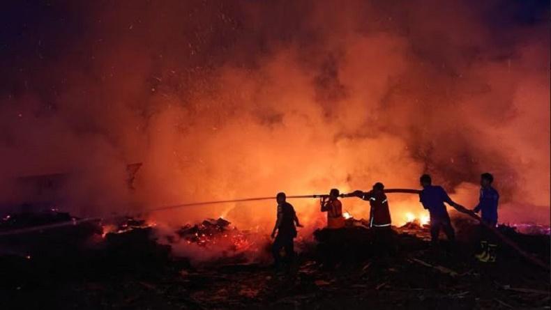 12 Jam Berjibaku, Petugas Damkar Padamkan Kebakaran Pabrik Tripleks di Way Kanan