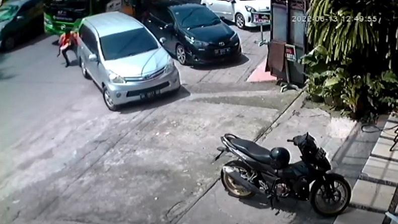 Terekam CCTV, Tukang Parkir di Medan Disenggol Mobil lalu Jatuh dan Terlindas Bus
