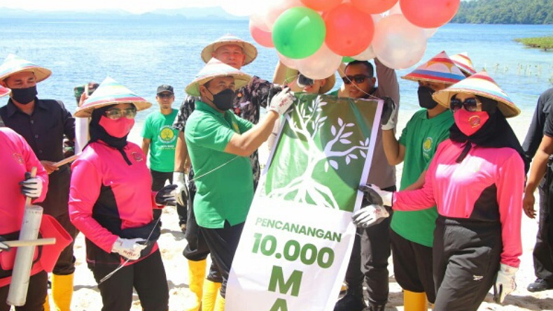 Peringati 3 Hari Besar, Polda Sulut dan Bhayangkari Tanam 10.000 Mangrove di Pantai Casabaio