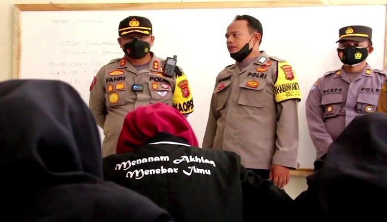Luar Biasa, Polisi Ini Dirikan Sekolah dan Klinik Gratis di Cirebon untuk Warga Tak Mampu
