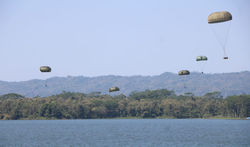 4 Pesawat Hercules TNI AU Terjunkan Logistik di Waduk Karang Kates 