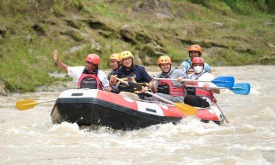 Menparekraf Sandiaga Uno Jajal Wisata Arung Jeram di Desa Wisata Buluh Duri, Intip Keseruannya
