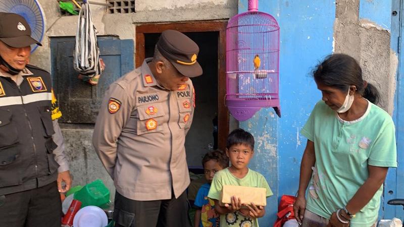 Aksi Memulung Viral di Medsos, Bocah 7 Tahun Ini Dapat Bantuan Sembako dari Polisi