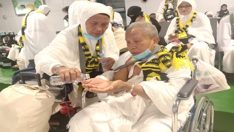 title Kisah Ediwarno, Jemaah Buta dari Cilacap yang Berharap Mukjizat Bisa Melihat Baitullah Kisah Ediwarno, Jemaah Buta dari Cilacap yang Berharap Mukjizat Bisa Melihat Baitullah