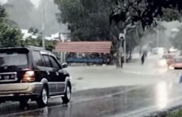 title Jalur Trans Sulawesi di Majene Lumpuh Terendam Banjir, Warga Mengungsi Jalur Trans Sulawesi di Majene Lumpuh Terendam Banjir, Warga Mengungsi