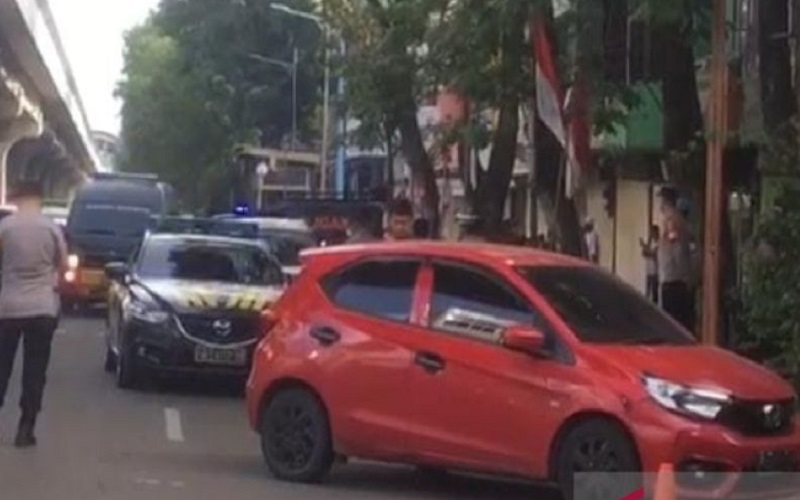 Palembang Geger, Mobil Tak Bertuan Berisi Senjata Terparkir di Jalan Protokol yang Ramai 
