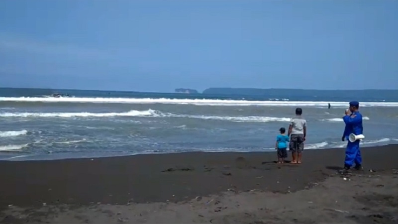 Sekoci Pecah Dihantam Ombak, 2 Nelayan di Jember Hilang 3 Selamat 