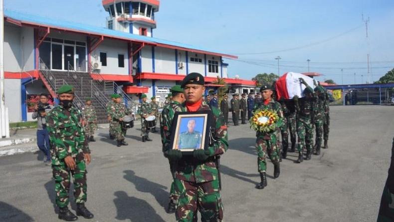 title Prajurit TNI di Perbatasan Papua Meninggal akibat Sakit, Dilepas dengan Upacara Militer Prajurit TNI di Perbatasan Papua Meninggal akibat Sakit, Dilepas dengan Upacara Militer