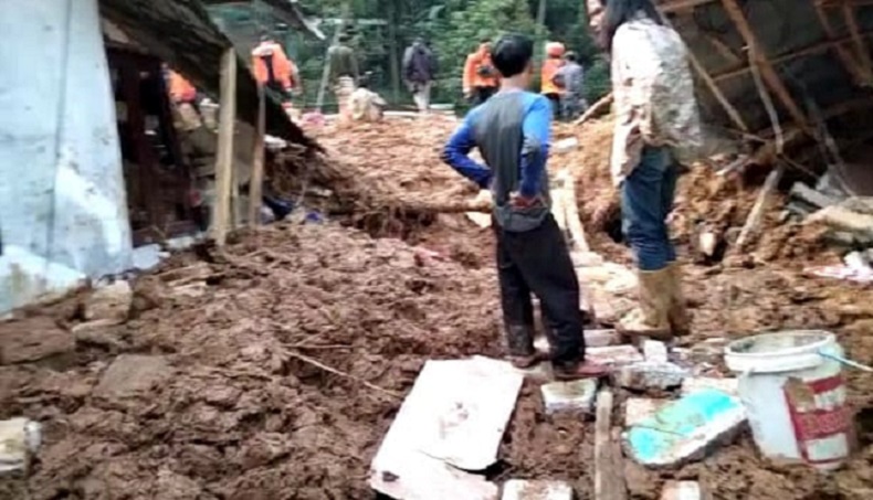 Terdampak Banjir dan Longsor, Rumah Warga Bogor Tak Bisa Dipakai Lagi