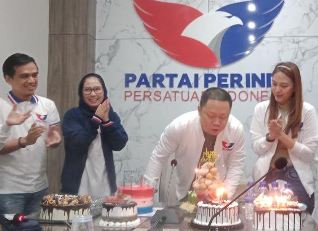 Ketua DPW Perindo Jambi Terharu, Ultahnya Diwarnai Aksi Bagi-Bagi Nasi Kotak