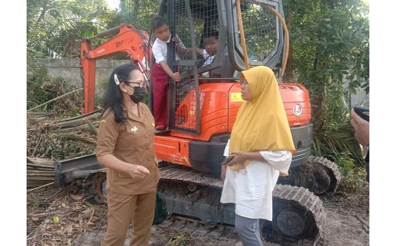 Keren, Wali Murid Ini Kirim Ekskavator untuk Buka Jalan Sekolah Anaknya