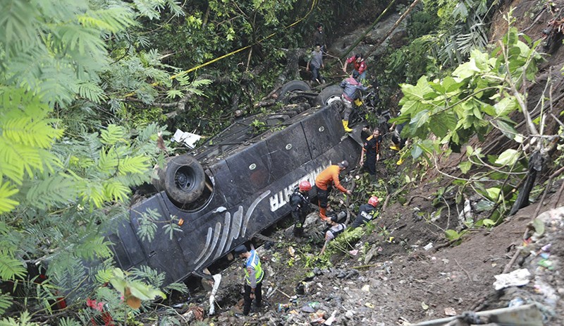 Penampakan Bus Rombongan Guru Masuk Jurang di Tasikmalaya, 4 Orang Tewas - Bagian 2