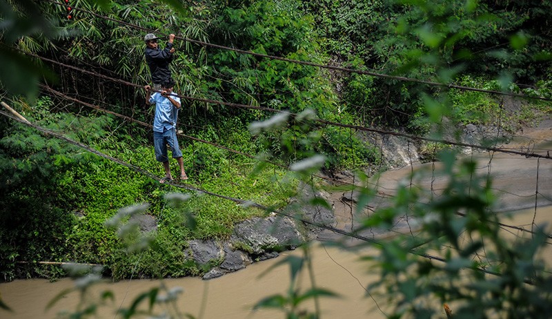 Ngeri, Warga Cianjur Gunakan Jembatan Kawat untuk Menyeberangi Sungai - Bagian 2
