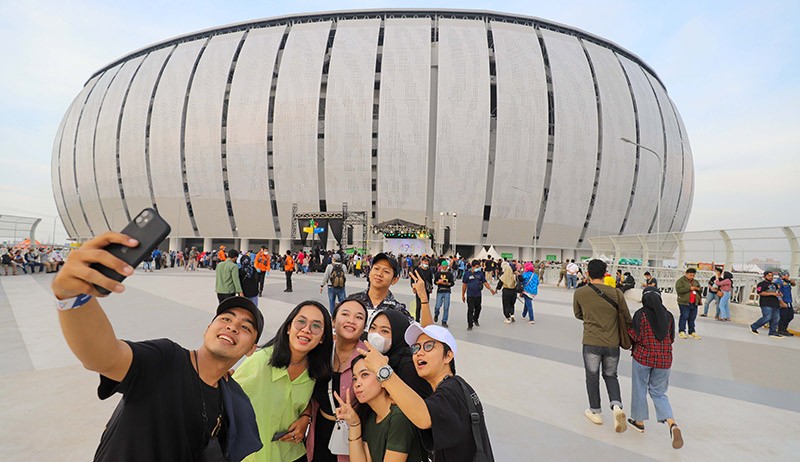 Antusiasme Warga Datang ke Stadion JIS Jelang Perayaan Jakarta Hajatan ke-495 - Bagian 1