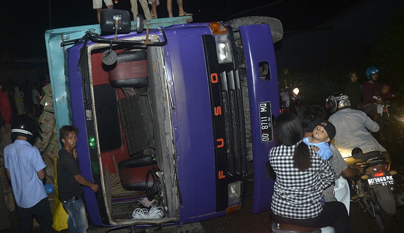 Truk Kelebihan Muatan Terbalik saat Melintasi Jalan Rusak di Gowa - Bagian 2