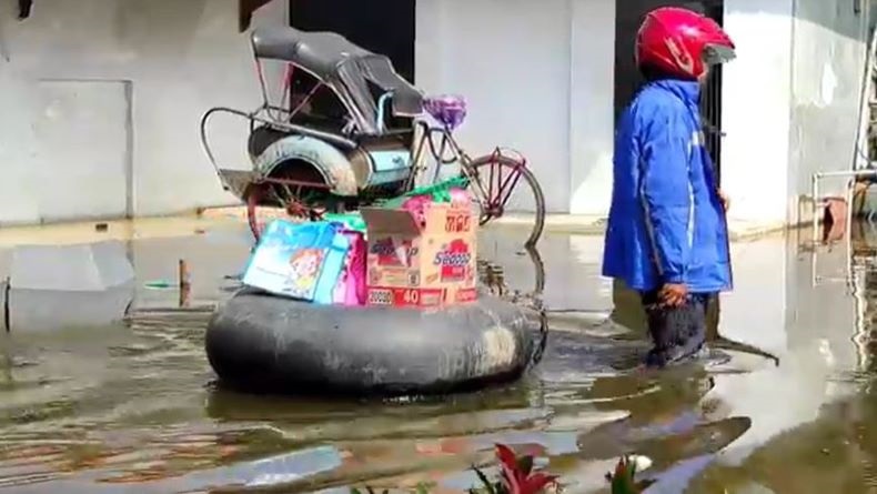 Sejumlah Korban Banjir di Pekalongan Dievakuasi ke Pengungsian, Keluhkan Air Bau dan Kotor