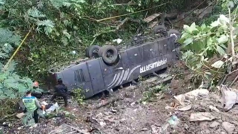 title 3 Kali Bus Pariwisata Gagal Dievakuasi dari Dasar Jurang Rajapolah Tasikmalaya, Ini Kendalanya 3 Kali Bus Pariwisata Gagal Dievakuasi dari Dasar Jurang Rajapolah Tasikmalaya, Ini Kendalanya