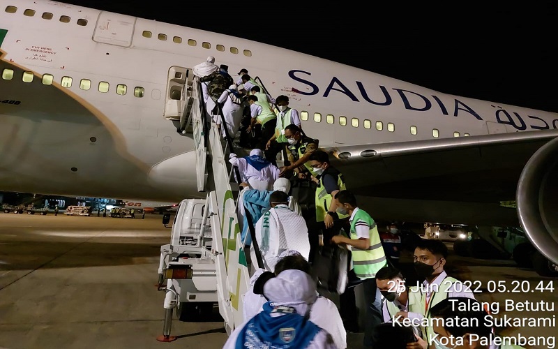 Jemaah Haji Kloter Pertama Embarkasi Palembang Diterbangkan ke Arab Saudi 