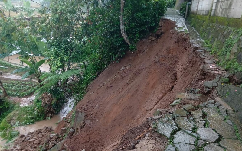 Tebing Longsor Putus Jalan Lingkungan dan Ancam 2 Rumah di Cikalongwetan KBB