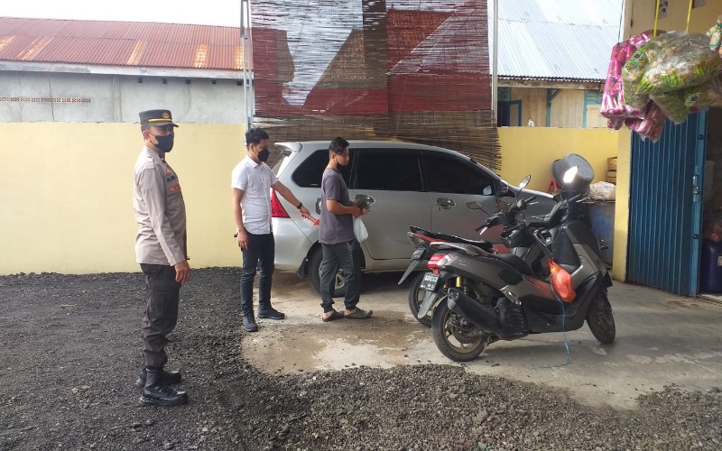 Pria Berhelm Curi Mobil di Teras Rumah Warga di Palembang, Aksinya Terekam CCTV