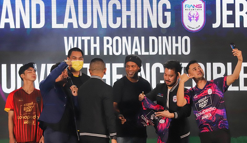Ronaldinho - Raffi Ahmad Kenalkan Jersey Baru RANS Nusantara FC - Bagian 4