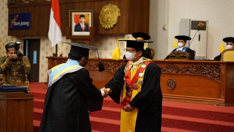 UNS Wisuda 617 Wisudawan Periode lll Tahun 2022, 268 Orang Lulus Cumlaude