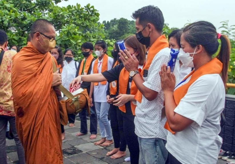 Puluhan Pemuda Katolik Kunjungi Vihara Tanah Putih Semarang - Bagian 4