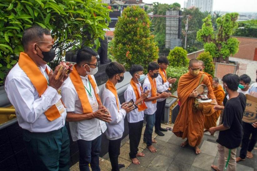 Puluhan Pemuda Katolik Kunjungi Vihara Tanah Putih Semarang - Bagian 1
