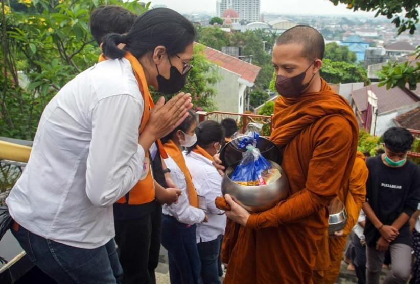 Puluhan Pemuda Katolik Kunjungi Vihara Tanah Putih Semarang - Bagian 5
