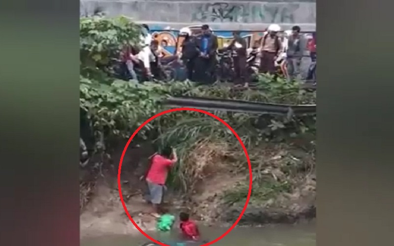 Pelajar Terjun ke Sungai usai Disenggol Mobil, Pegang Stang Motor Agar Tak Terbawa Arus