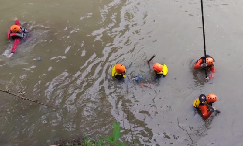 Warga Sragen Ini Cemas Cari Ibunya, Ternyata Hilang Tenggelam di Sungai Mungkung