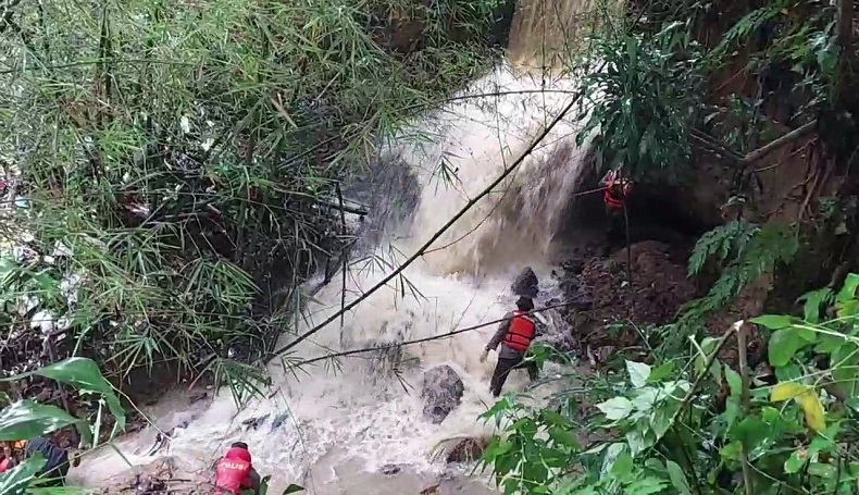 Penumpang Bus Hilang saat Kecelakaan di Rajapolah Tasikmalaya, Tim SAR Sisir Curug Sungai