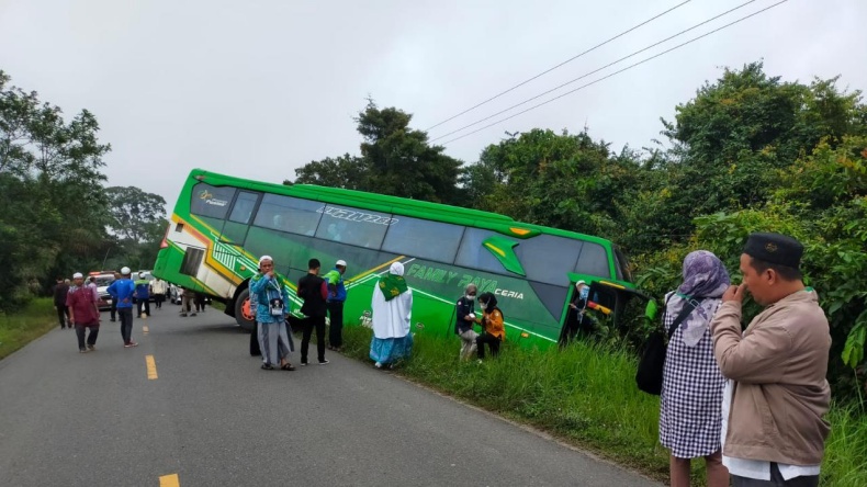 Ada Mobil Tak Mau Ngalah, Begini Kronologi Bus Calon Jemaah Haji Nyaris Masuk Jurang