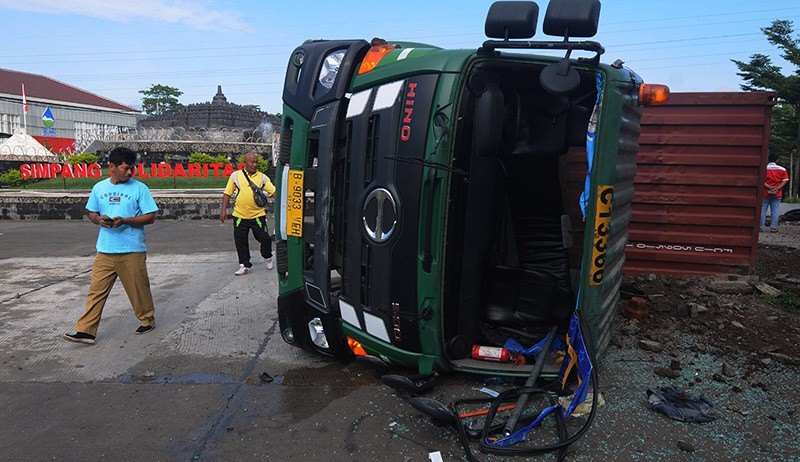 Rem Blong, Truk Kontainer Terguling Timpa Mobil di Simpang Solidaritas Boyolali - Bagian 1